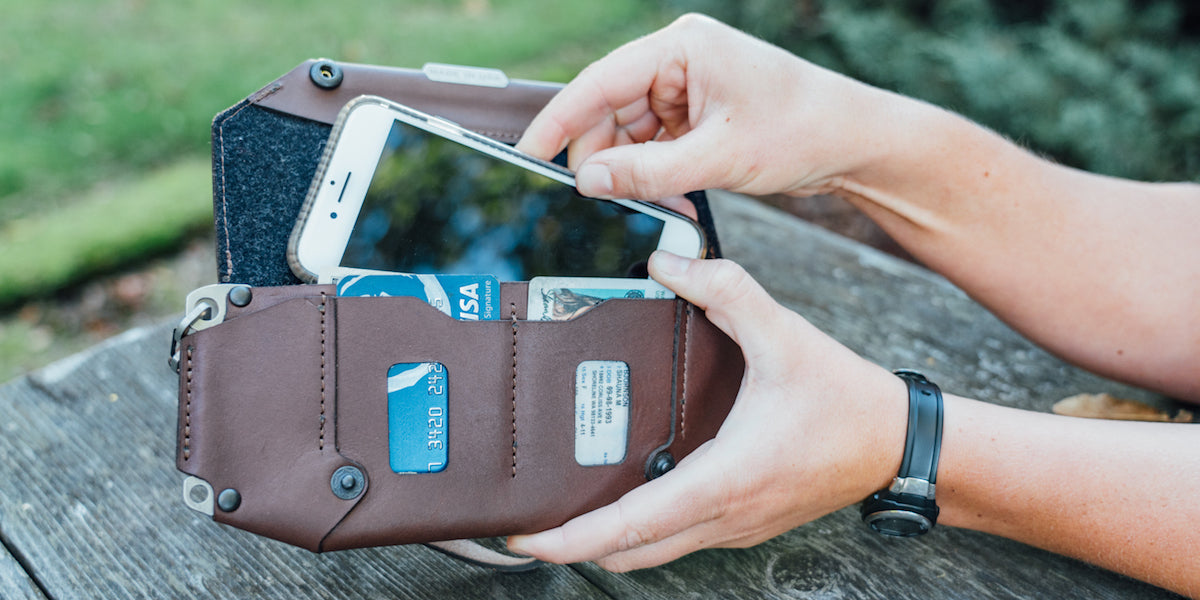 trayvax-top-wedding-gift-ideas-for-men-and-women-roam-clutch